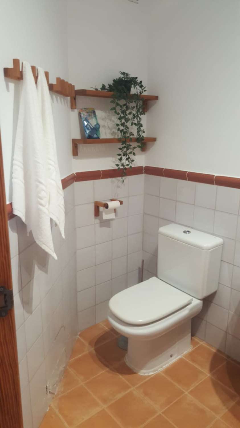 APARTAMENTO CON GRAN TERRAZA Y VISTAS AL MAR, PISCINAS, JARDIN Y PARKING PRIVADO