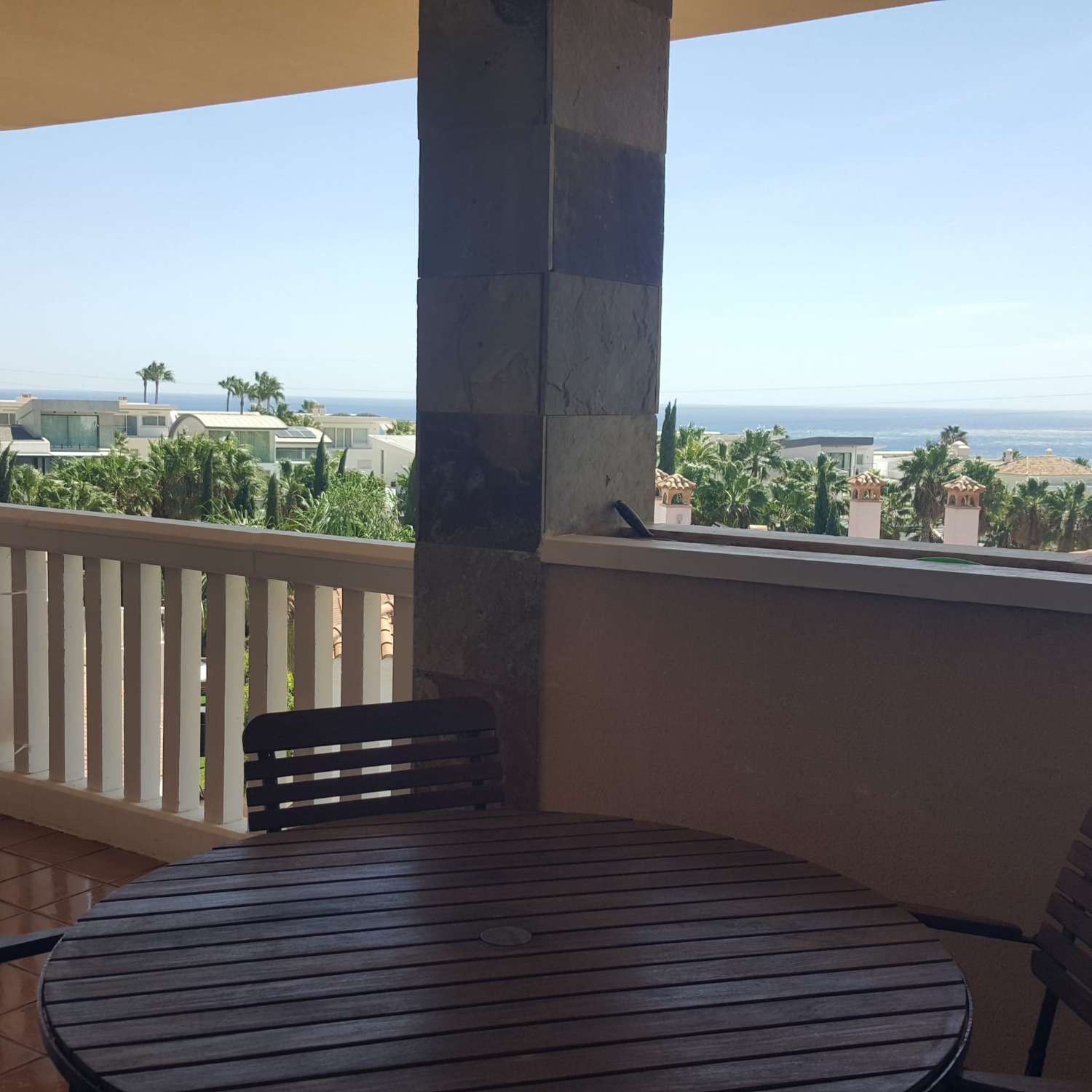 APARTAMENTO CON GRAN TERRAZA Y VISTAS AL MAR, PISCINAS, JARDIN Y PARKING PRIVADO