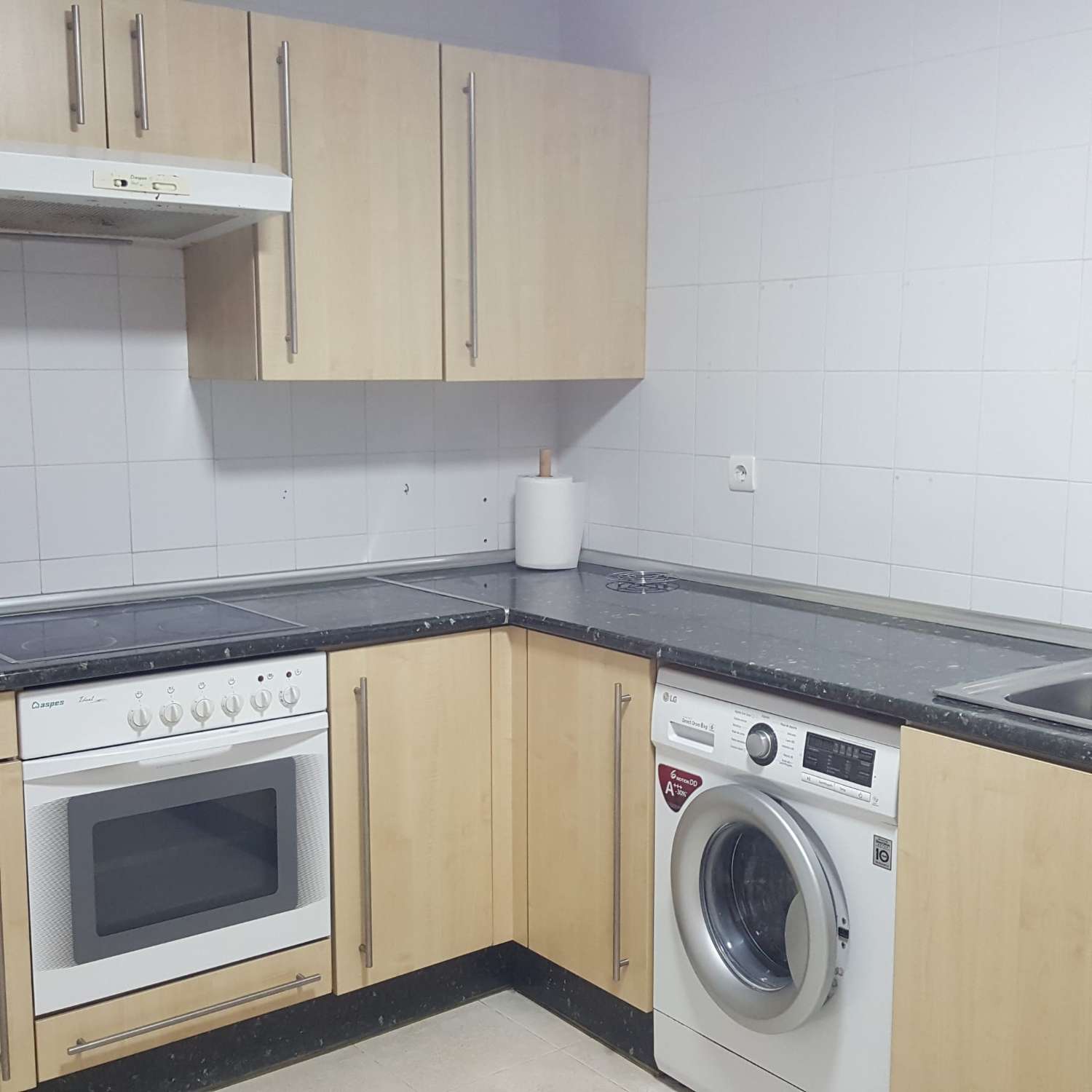APARTAMENTO CON GRAN TERRAZA Y VISTAS AL MAR, PISCINAS, JARDIN Y PARKING PRIVADO