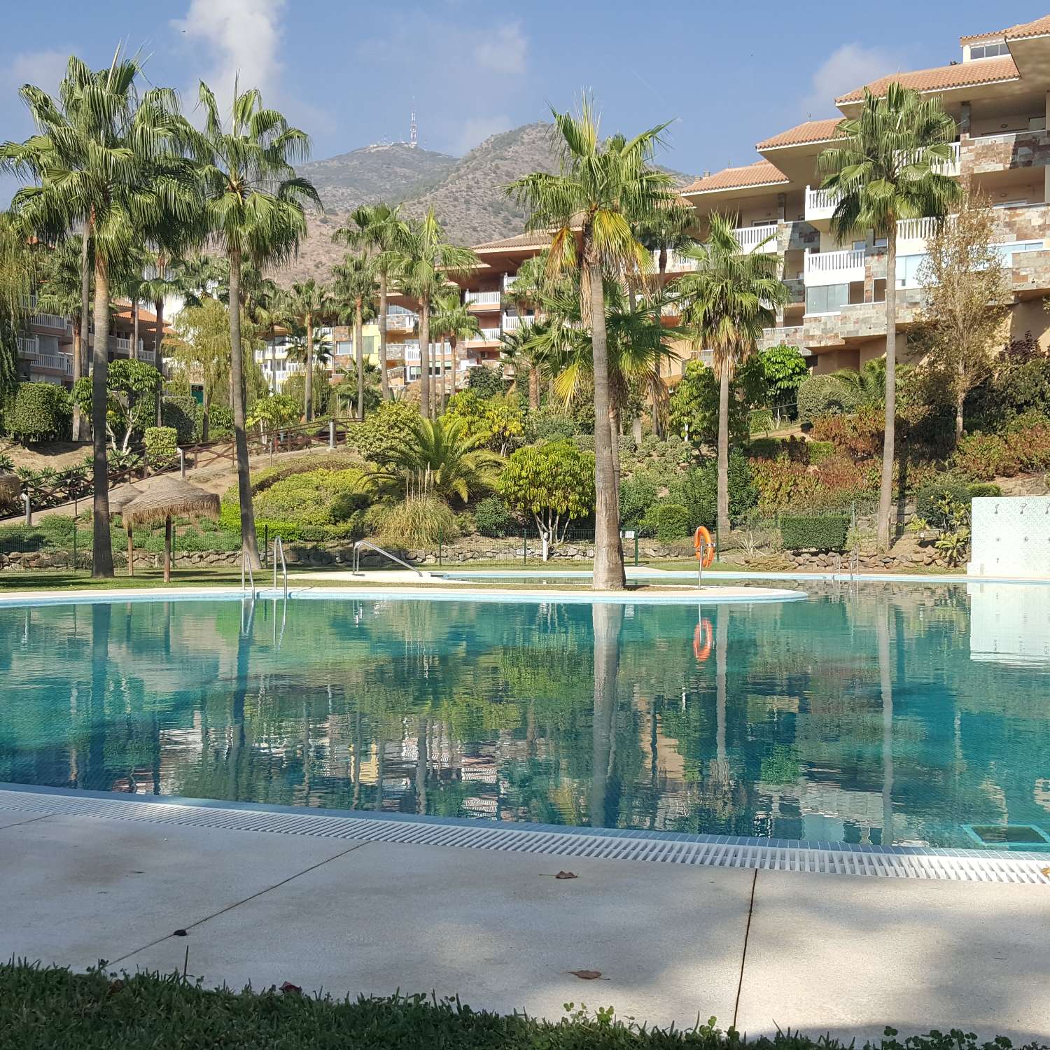 APARTAMENTO CON GRAN TERRAZA Y VISTAS AL MAR, PISCINAS, JARDIN Y PARKING PRIVADO