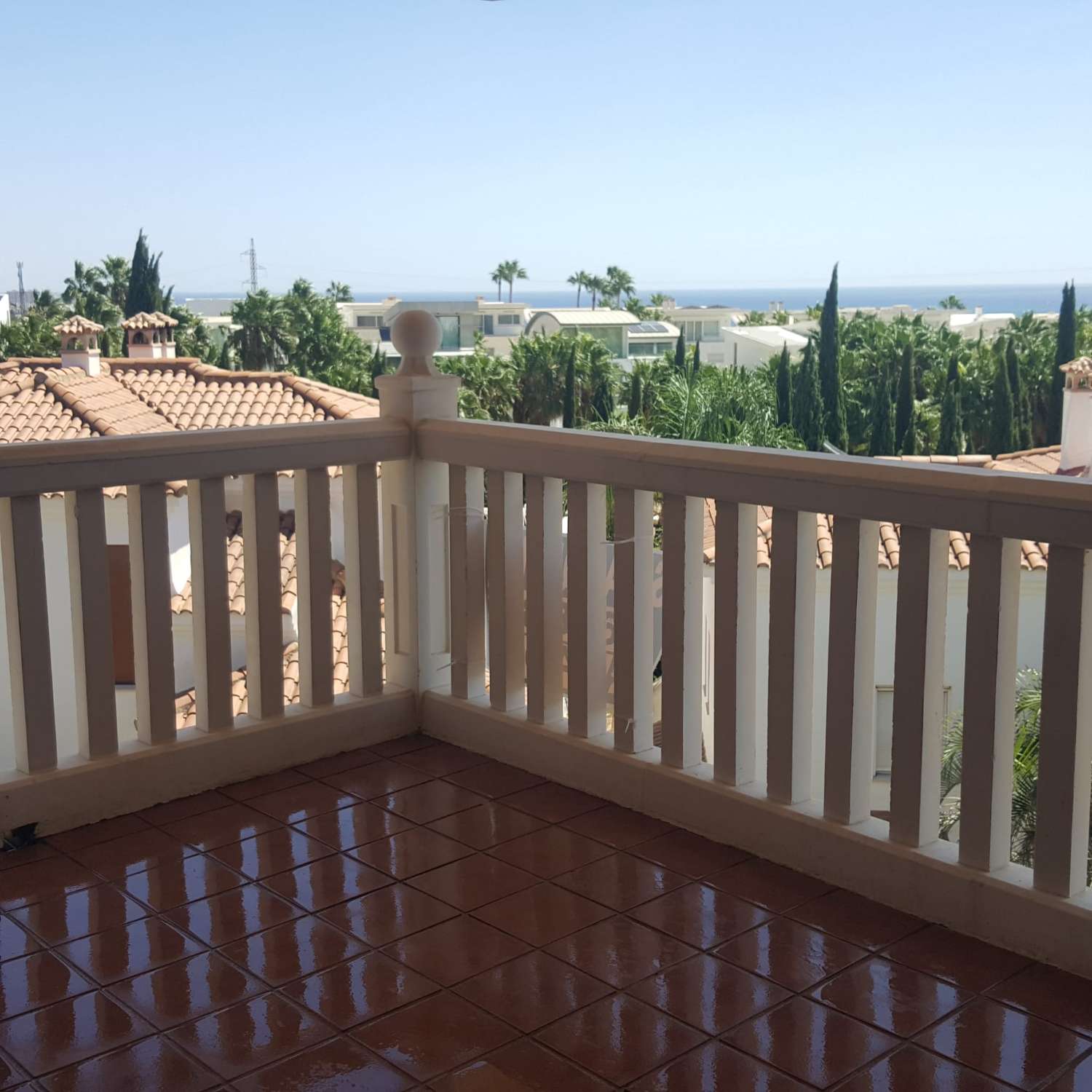APARTAMENTO CON GRAN TERRAZA Y VISTAS AL MAR, PISCINAS, JARDIN Y PARKING PRIVADO