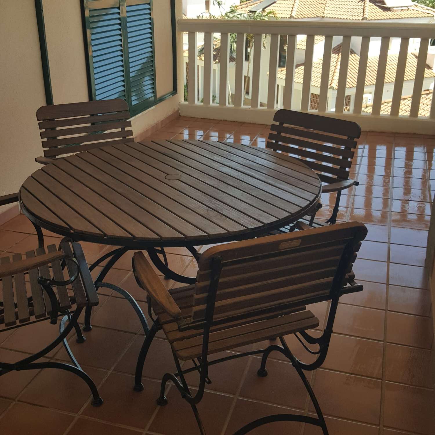 APARTAMENTO CON GRAN TERRAZA Y VISTAS AL MAR, PISCINAS, JARDIN Y PARKING PRIVADO