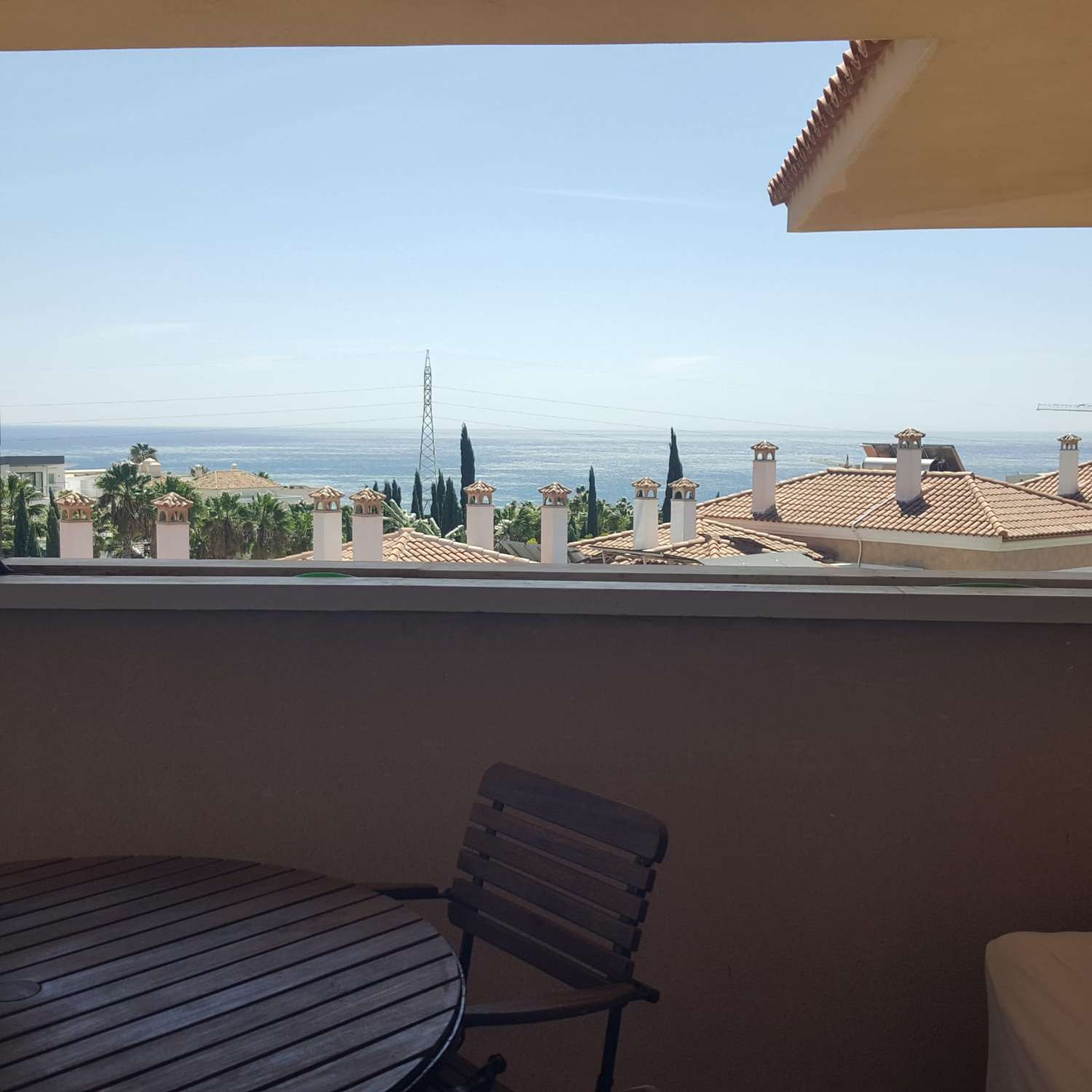 APARTAMENTO CON GRAN TERRAZA Y VISTAS AL MAR, PISCINAS, JARDIN Y PARKING PRIVADO