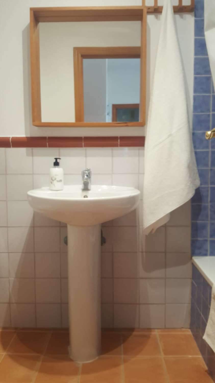 APARTAMENTO CON GRAN TERRAZA Y VISTAS AL MAR, PISCINAS, JARDIN Y PARKING PRIVADO