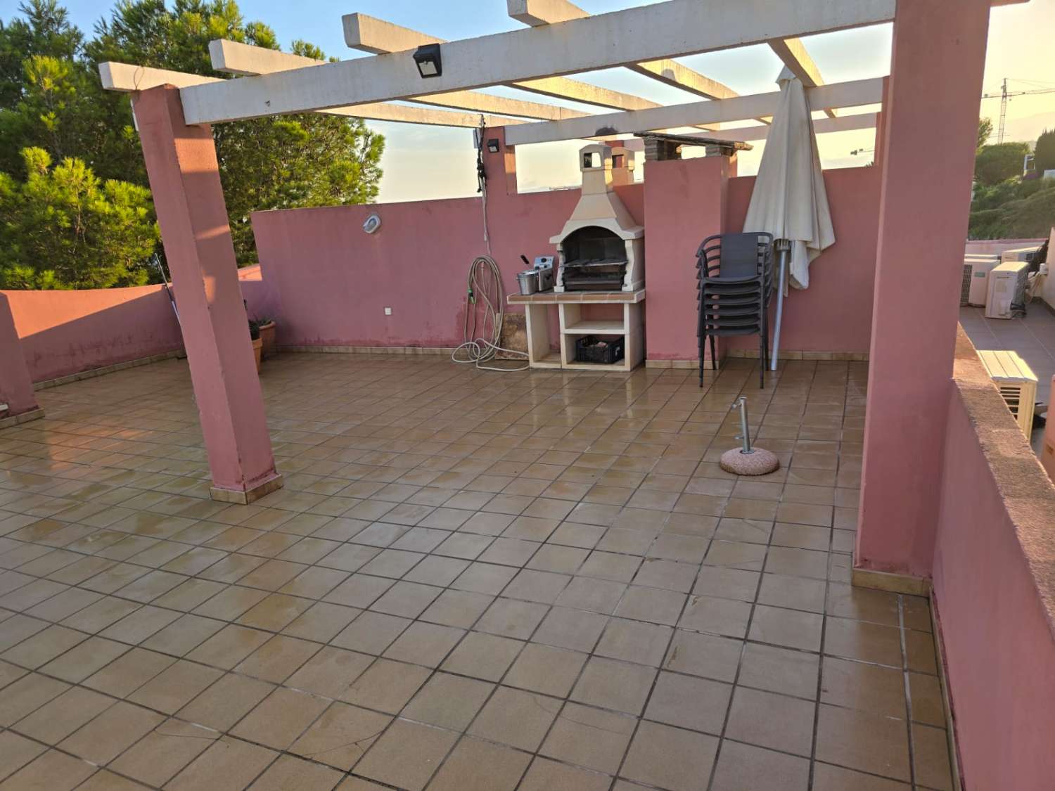 ATICO CON VISTAS AL MAR. GRAN TERRAZA, PISCINA Y PARKING EN URB PRIVADA