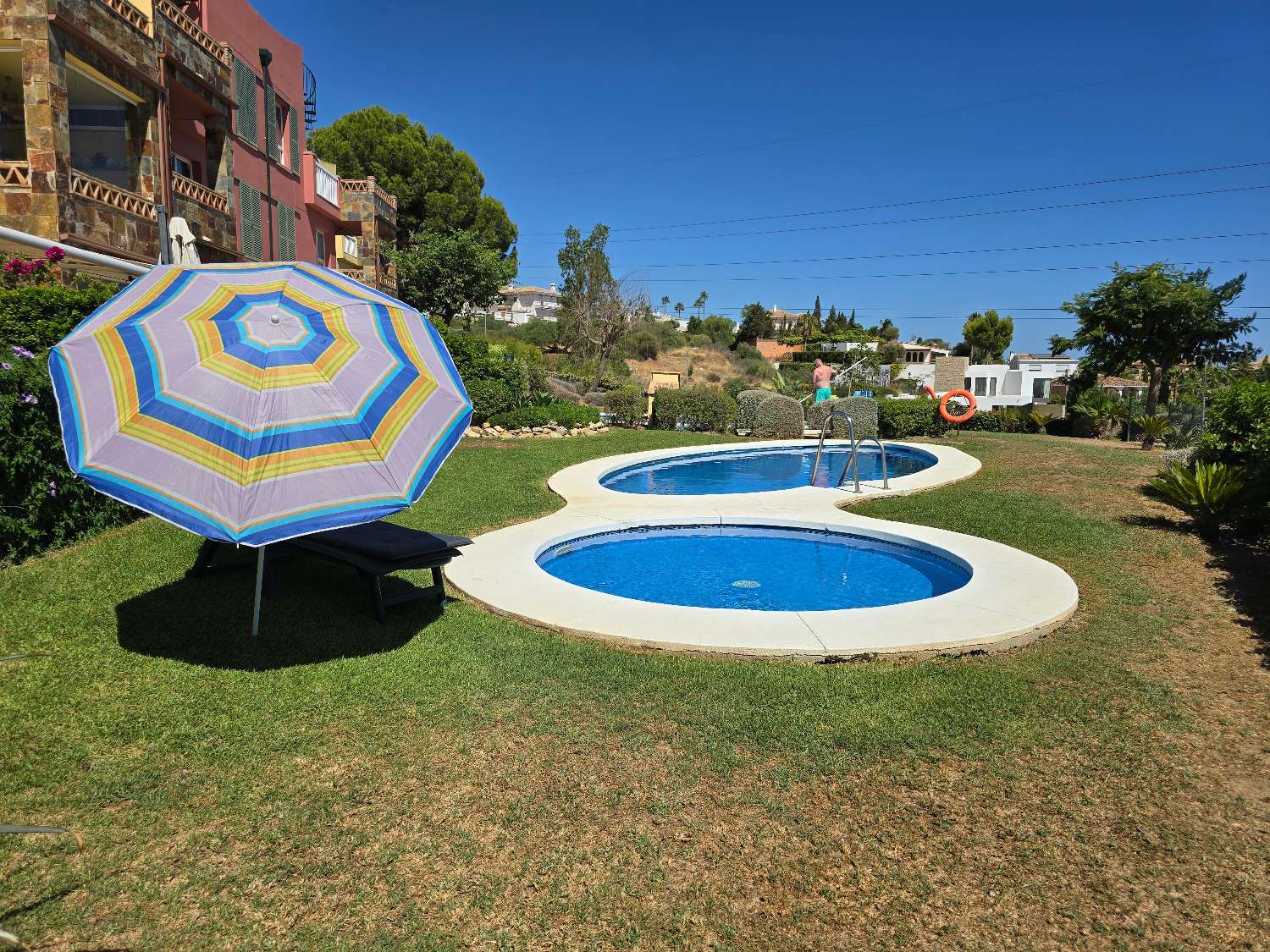ATICO CON VISTAS AL MAR. GRAN TERRAZA, PISCINA Y PARKING EN URB PRIVADA