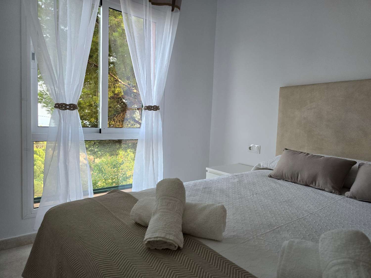 ATICO CON VISTAS AL MAR. GRAN TERRAZA, PISCINA Y PARKING EN URB PRIVADA