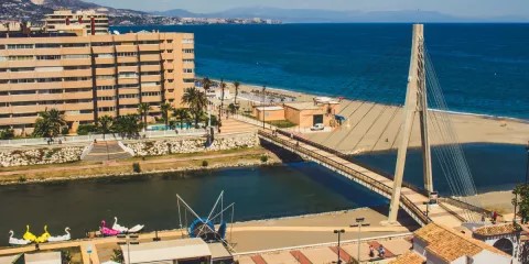 PISO EN FUENGIROLA CENTRO CON  TERRAZA , PISCINA Y JARDIN