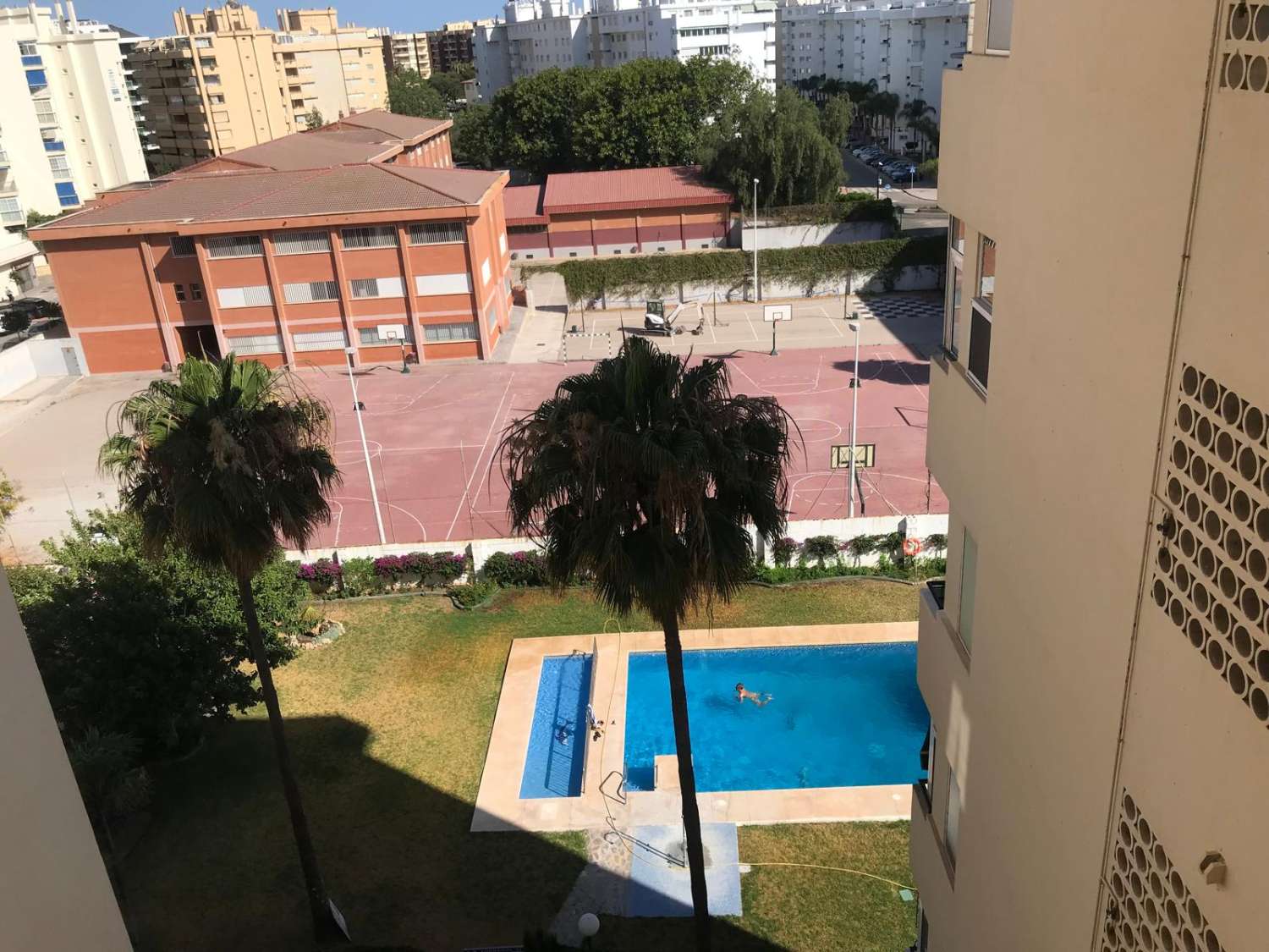 PISO EN FUENGIROLA CENTRO CON  TERRAZA , PISCINA Y JARDIN